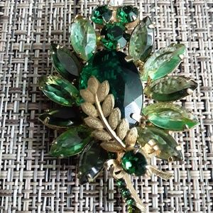 Vintage green leaf brooch.